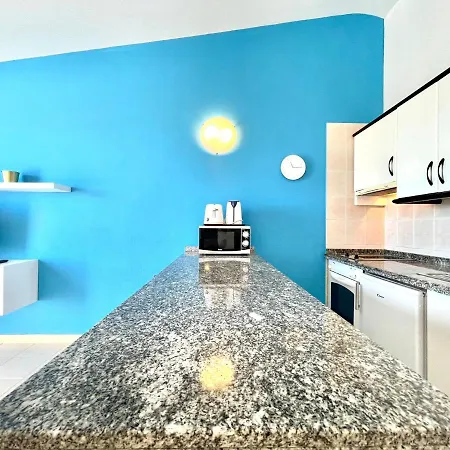 Apartment With Wifi, Pool, Close To The Shops And Restaurants In Tenerife South *