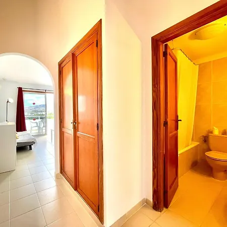 Apartmán Apartment With Wifi, Pool, Close To The Shops And Restaurants In Tenerife South