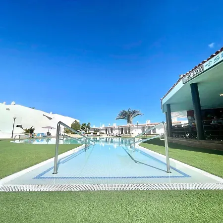 Apartment With Wifi, Pool, Close To The Shops And Restaurants In Tenerife South *