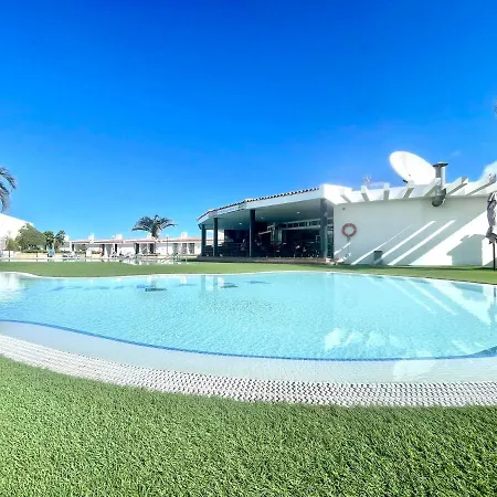 Apartment With Wifi, Pool, Close To The Shops And Restaurants In Tenerife South Apartmán