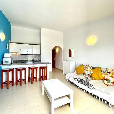 Apartment With Wifi, Pool, Close To The Shops And Restaurants In Tenerife South