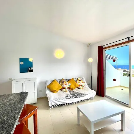 Apartment With Wifi, Pool, Close To The Shops And Restaurants In Tenerife South *