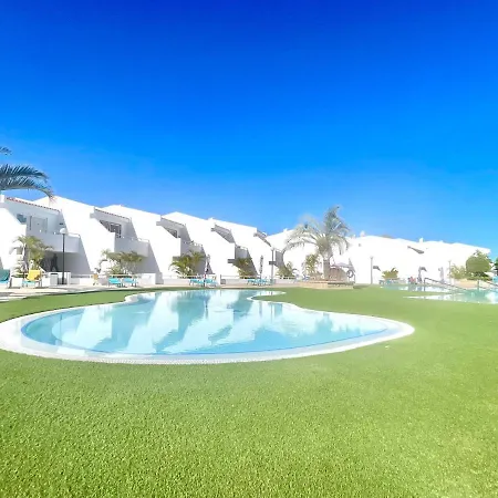 Apartment With Wifi, Pool, Close To The Shops And Restaurants In Tenerife South *