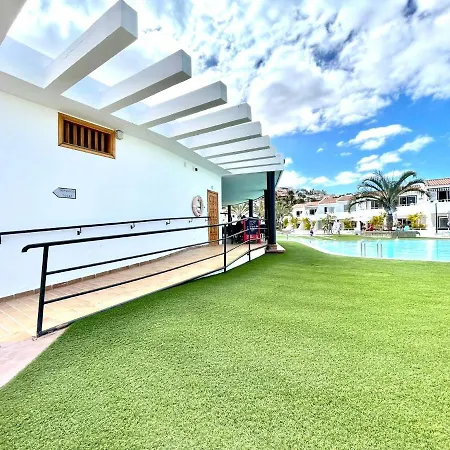 Apartment With Wifi, Pool, Close To The Shops And Restaurants In Tenerife South